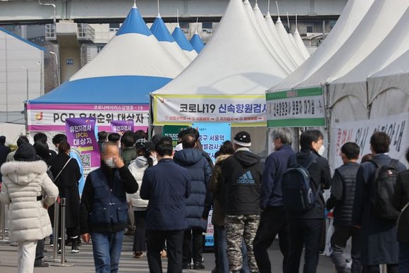 코로나 검사를 받기 위해 줄서서 기다리는 시민들. ⓒ 연합뉴스