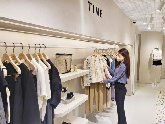 롯데백화점이 본격적인 봄 시즌을 맞아, 봄 신상 트렌드를 살펴볼 수 있는 자리를 마련한다. © 롯데백화점