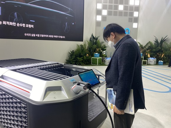 관람객이 이동형 수소연료발전기를 살펴보고 있다. = 전대현 기자