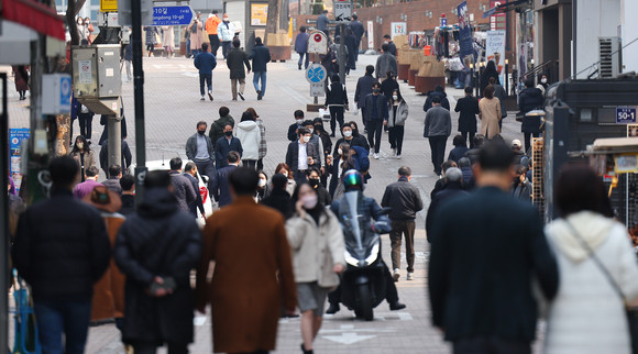 사적모임 인원 제한이 오는 21일부터 현행 6명에서 8명으로 확대된다. ⓒ 연합뉴스