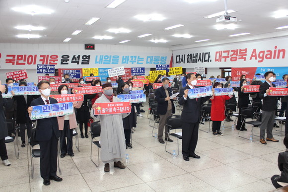 민들레포럼 회원들이 홍준표 의원 대구 시장 촉구 결의대회에서 퍼포먼스를 펼치고 있다. ⓒ프라임경제