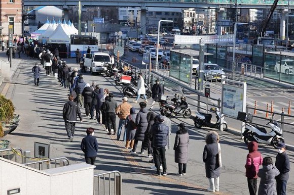 20일 0시 기준 코로나19 신규 확진자가 33만4708명 증가해 누적 937만3646명을 기록했다. ⓒ 연합뉴스