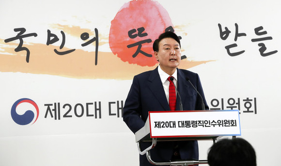 윤석열 대통령 당선인이 20일 삼청동 한국금융연수원에서 기자회견을 열고, 청와대 집무실 용산 국방부 이전에 대한 내용을 발표했다. ⓒ 연합뉴스