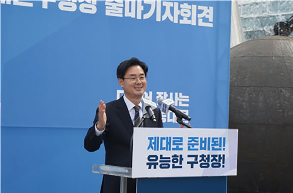 최동민 전 청와대 행정관이 21일 청량리역 광장에서 출마선언을 했다. ⓒ 최동민 전 청와대 행정관