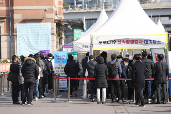 국내 코로나19 신규 확진자 수가 35만3980명을 기록했다. ⓒ 연합뉴스