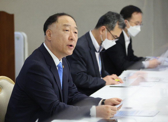 홍남기 경제부총리 겸 기획재정부 장관이 23일 정부서울청사에서 열린 부동산시장 점검 관계장관회의에서 발언하고 있다. Ⓒ 연합뉴스