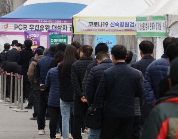 중앙방역대책본부(방대본)는 이날 0시 기준으로 49만881명의 코로나19 신규 확진자가 발생했다고 밝혔다. ⓒ 연합뉴스