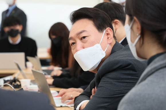 윤석열 대통령 당선인이 23일 오전 서울 종로구 통의동 집무실 앞에 설치된 프레스다방을 찾아 취재진과 즉석 차담회를 하고 있다. ⓒ 연합뉴스