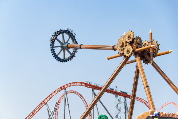 롯데월드 어드벤처 부산 자이언트 스윙. © 롯데월드