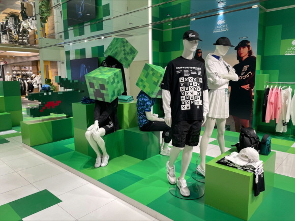 오는 25일부터 내달 6일까지 신세계 강남점 7층에서 패션 스포츠 브랜드 라코스테와 메타버스 게임 마인크래프트의 특별한 협업을 백화점 단독으로 소개한다. © 신세계백화점