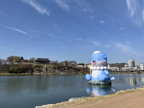 남강에 설치한 높이 10m 하모. ⓒ 프라임경제