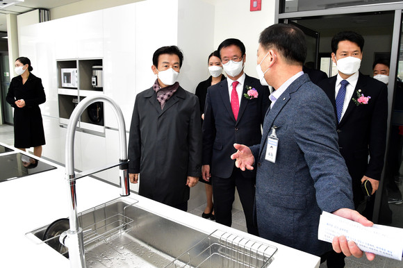 조규일 시장과 윤성관 의원이 가호동복지 플랫폼을 둘러보고 있다. ⓒ 프라임경제