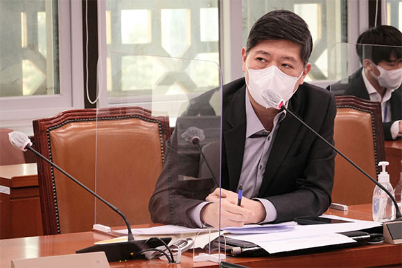 지난 28일에 열린 국회 외교통일위원회 긴급 현안보고에서 김홍걸 의원은 한반도 평화프로세스의 방향성을 강조했다. ⓒ 김홍걸 의원실