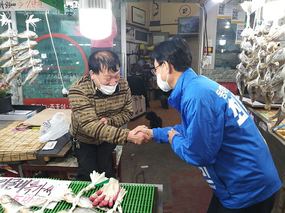 최동민 전 문재인 정부 청와대 행정관이 동대문구청장 출마를 공식 선언하고 본격적인 선거운동에 돌입했다. © 최동민 선거캠프