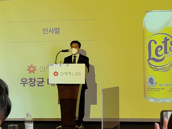 우창균 신세계L&B 대표이사가 발포주 브랜드 ‘레츠’ 론칭 기자간담회에서 인사말을 하고 있다.=윤수현 기자