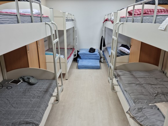 전국단위로 학생들을 모집하는 신안 A고등학교는 기숙사 부족을 이유로, 면학실을 기숙공간으로 개조했다. 학생들은 기숙공간이 부족해 통로에 메트리스를 깔고 자야 하는 상황이다. ⓒ 프라임경제