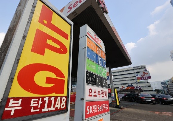 러시아의 우크라이나 침공 사태로 국제 액화석유가스(LPG) 가격이 고공행진하면서 4월 국내 LPG 공급가격이 상승했다. 사진은 서울 내 가스충전소 가격 안내판 모습. ⓒ 연합뉴스