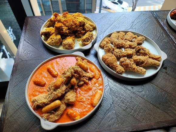 BBQ 신메뉴인 로제치킨, 크런치버터치킨, 황금올리브 콤보 메뉴.=윤수현 기자