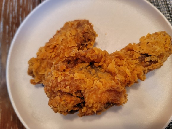BBQ 신메뉴인 황금올리브치킨 콤보.=윤수현 기자