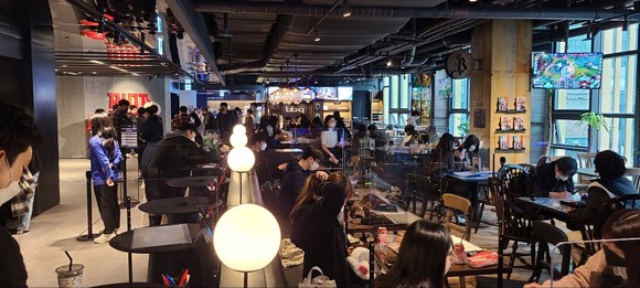 BBQ 시식회를 진행한 서울 종로의 랜드마크인 롤파크 내에 게임 세계관을 반영한 복합공간 컨셉의 BBQ 빌지워터점. ⓒ 제너시스BBQ