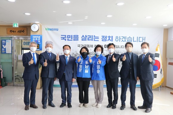 2일 민주당 광산갑지역위에서 열린 간담회서 광산구청장 경선룰·합동토론방식을 합의했다. 사진 왼쪽부터 민형배 의원, 김학실, 최치현, 윤난실, 이영순, 박병규, 윤봉근 광산구청장 예비후보, 이용빈 의원. Ⓒ프라임경제