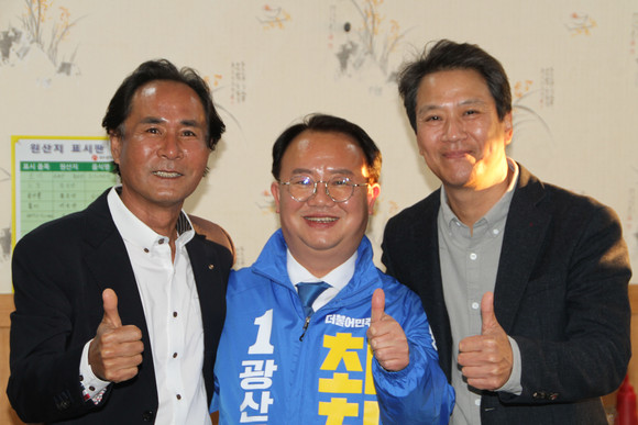 2일 최치현 광산구청장 예비후보 명예선대위원장을 맡은 임종석 전 문재인 대통령 비서실장이 광산구를 찾아 시민들에게 최치현 예비후보 지지를 호소했다.(사진 왼쪽이 임종석 전 문재인 대통령 비서실장) Ⓒ프라임경제