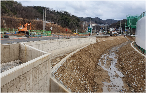 공사이후 2배로 넓어진 포항 오천읍 용산소하천 모습.=권영대 기자