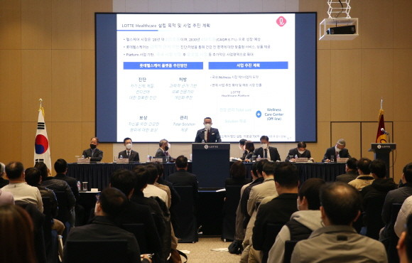 지난달 25일 롯데월드타워에서 열린 롯데지주 제55기 정기 주주총회에서 이동우 대표이사가 주주들의 질의에 답변하고 있다. © 롯데지주