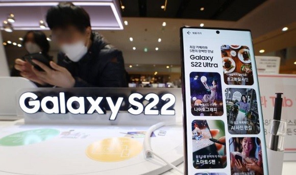 KT(030200)와 LG유플러스(032640)는 갤럭시 S22 시리즈 중 기본과 플러스 모델의 공시지원금을 최근 세 배 가까이 올렸다. ⓒ 연합뉴스