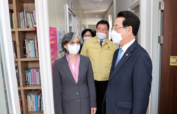 김영록 전남지사가 4일 무안군 소재 지역아동센터를 방문해 운영현황을 점검하고 있다. ⓒ 전라남도