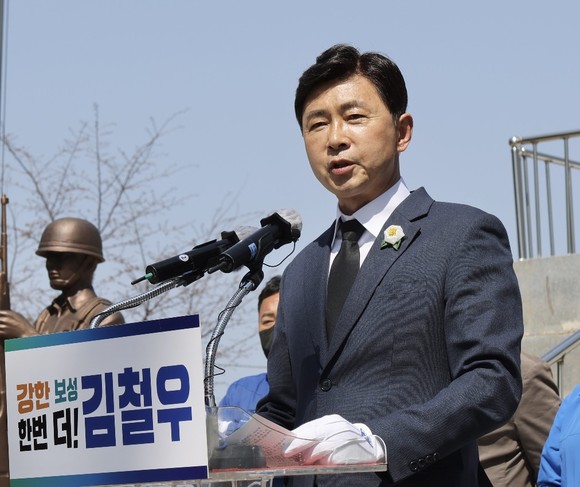 김철우 보성군수는 4일 오후 2시 보성현충탑에서 기자회견을 갖고, 재선 출마를 공식화 했다. ⓒ 김철우 캠프