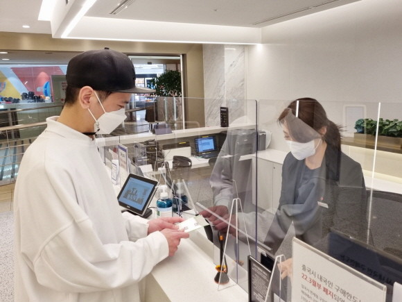 온·오프라인에서 면세품을 사전 구매하려는 수요가 급증하면서 주요 면세점의 실적도 회복세를 보이고 있다. © 연합뉴스