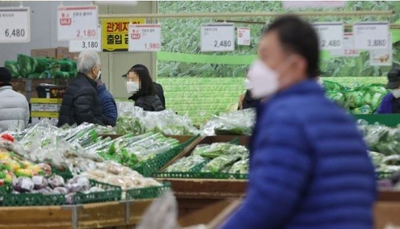 통계청은 지난달 소비자물가지수는 106.06(2020=100)으로 작년 같은 달보다 4.1% 상승했다는 3월 소비자물가 동향 자료를 발표했다. ⓒ 연합뉴스