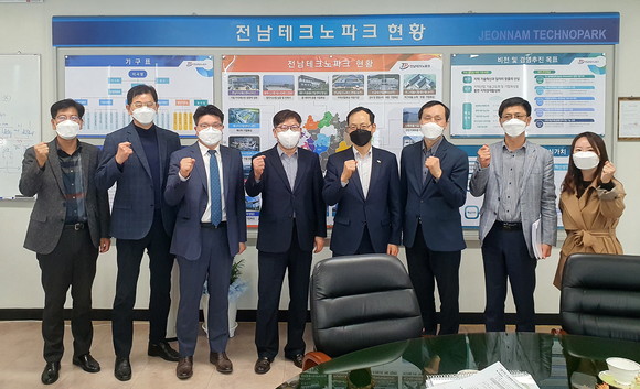 송상락 광양만권경제자유구역청장(좌측 5번째)과 유동국 전남테크노파크 원장(좌측 4번째)은 5일 광양만권 발전을 위한 공동 대응방안을 논의했다. ⓒ 광양경제청