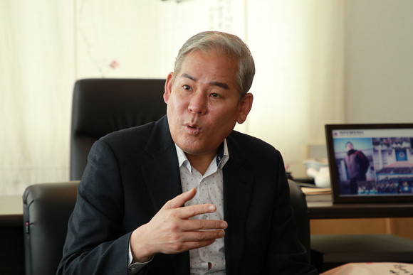 국민의힘 최상화 사천시장에비후보가 사천시당원협의회에 특정후보에 대한 입장을 설명하고 있다. ⓒ 프라임경제