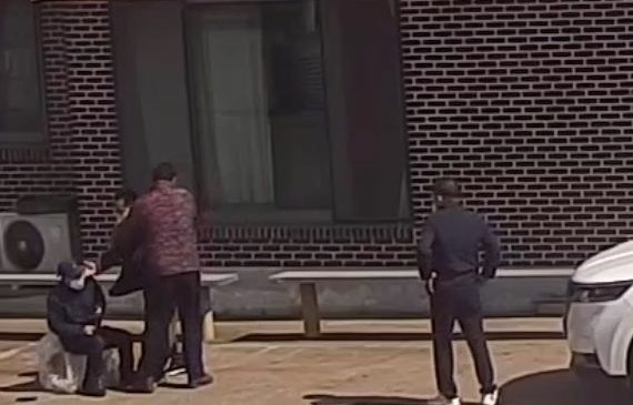 3일 오전 10시30분쯤 함평군 엄다면의 한 농업회사 태흥농산에서 발생한 폭행사건 CCTV 캡쳐. ⓒ 태흥농산