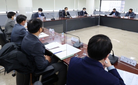 유법민 산업통상자원부 자원산업정책국장이 5일 오후 서울 종로구 석탄회관에서 열린 국내 석유시장 안정을 위한 점검회의에서 발언하고 있다. ⓒ 연합뉴스