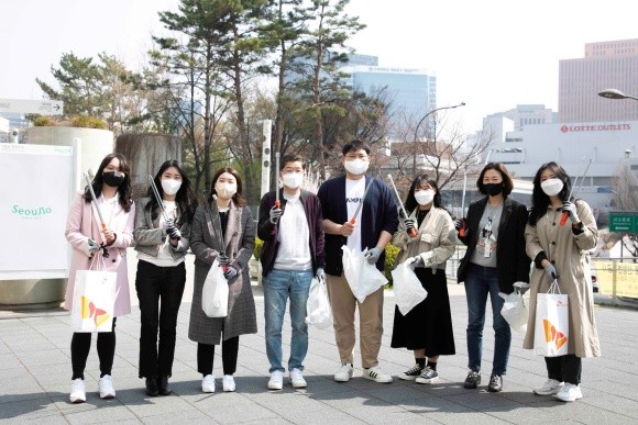 SK지오센트릭 나경수 사장(왼쪽 네번째)과 신입사원들이 서울로 주변에서 폐플라스틱 등 쓰레기를 줍는 플로깅을 한 뒤 기념사진을 촬영하고 있다. ⓒ SK지오센트릭
