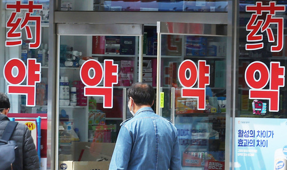 코로나19 확진 판정을 받은 재택치료자도 직접 약국을 방문해 의약품을 받을 수 있게 되면서 서울시 내 5244곳 약국에서 대면 처방이 허용됐다. ⓒ 연합뉴스