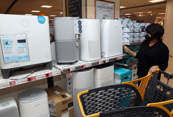 이마트가 오는 7일부터 일주일간 20여종의 공기청정기를 최대 38% 할인 판매하는 봄맞이 공기청정기 대전 행사를 선보인다. © 이마트