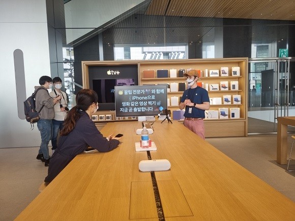 투데이 앳 애플 세션에서 아이폰을 이용한 영상 찍기 강의가 진행됐다.=이인애 기자