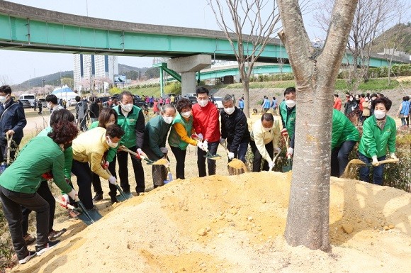 7일 전경련과 경상북도, 포항시가 함께 포항에서 '희망나무 심기행사'모습. ⓒ포항시