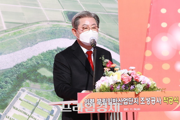 오태완 의령군수가 부림산단 착공식에서 의령미래 50년의 청사진을 제시하고 있다. ⓒ 프라임경제