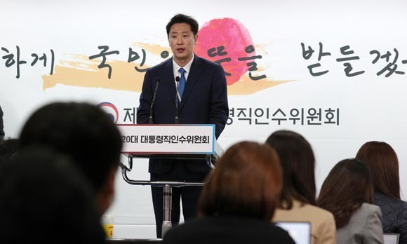 홍경희 인수위 부대변인은 8일 서울 종로구 통의동 제20대 대통령직인수위원회에서 고척돔 내 취식허용과 관련해 브리핑했다. ⓒ 연합뉴스