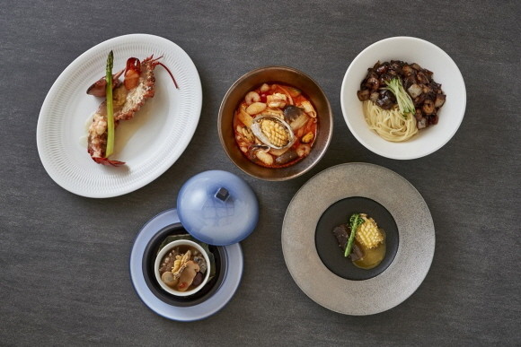 워커힐 호텔앤리조트의 비즈니스 다이닝 전문 중식 레스토랑 '금룡 삼일빌딩점'이 오픈 1주년을 맞아 코스 메뉴를 즐길 수 있는 특별한 프로모션을 실시한다. © 워커힐