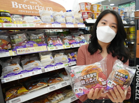 세븐일레븐은 프리미엄 베이커리 PB브랜드인 '브레다움'과 인기 드라마 '스물다섯스물하나'와의 콜라보 상품 2종을 추가 출시했다. © 세븐일레븐