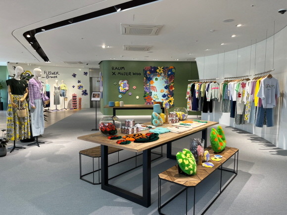 LF의 컨템포러리 편집숍 '라움'이 국내외에서 텍스타일 아티스트로 활동 중인 우유경 작가와 함께 콜라보레이션 제품을 출시한다. © LF