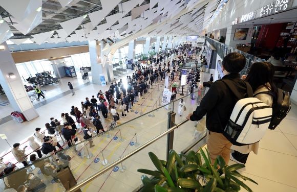 8일 오전 서울 강서구 김포공항 국내선 청사가 여행객들로 붐비고 있다. ⓒ 연합뉴스