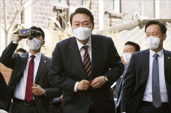 윤석열 대통령 당선인이 지난 8일 서울 종로구 통의동 제20대 대통령직 인수위원회 집무실로 출근하고 있는 모습. ⓒ 연합뉴스