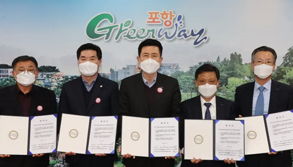 지난 2월25일 포스코홀딩스 이전 합의서 작성 후 기념촬영을 하고 있다. 좌로부터 강창호 포스코홀딩스 포항이전범대위위원장, 정해종 포항시의회 의장. 이강덕 포항시장, 김학동 포스코부회장 등. ⓒ 포항시